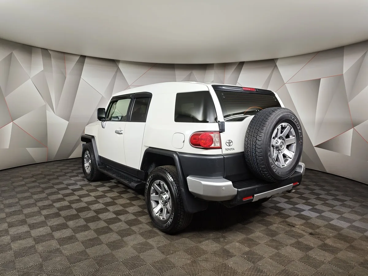 Toyota FJ Cruiser 4.0 AT 4WD (276 л.с.) Белый в АВИЛОН. Слайд №4