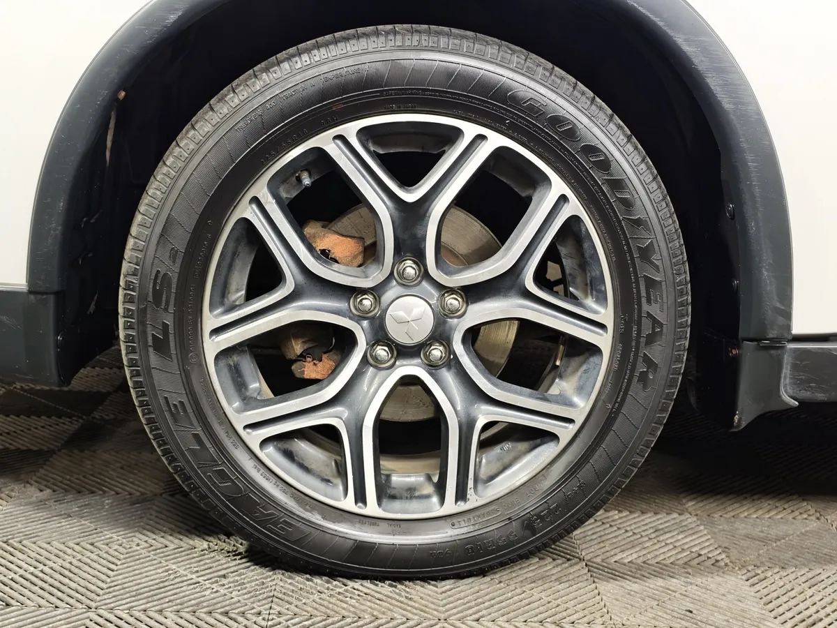 Mitsubishi Outlander 2.4 MIVEC CVT 4WD (167 л.с.) Ultimate Plus Белый в АВИЛОН. Слайд №9