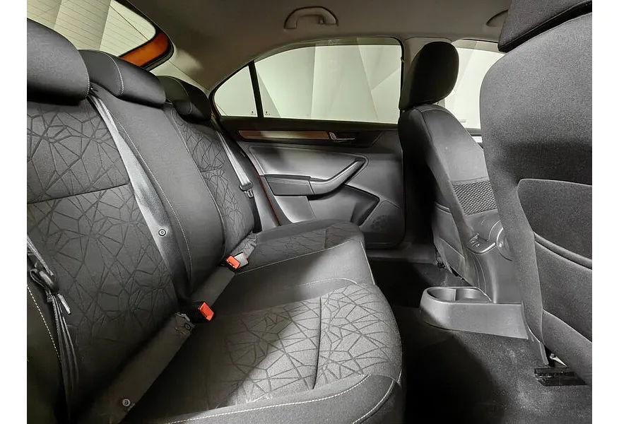 Skoda Rapid 1.6 AT (110 л.с.) Active Оранжевый в АВИЛОН. Слайд №16