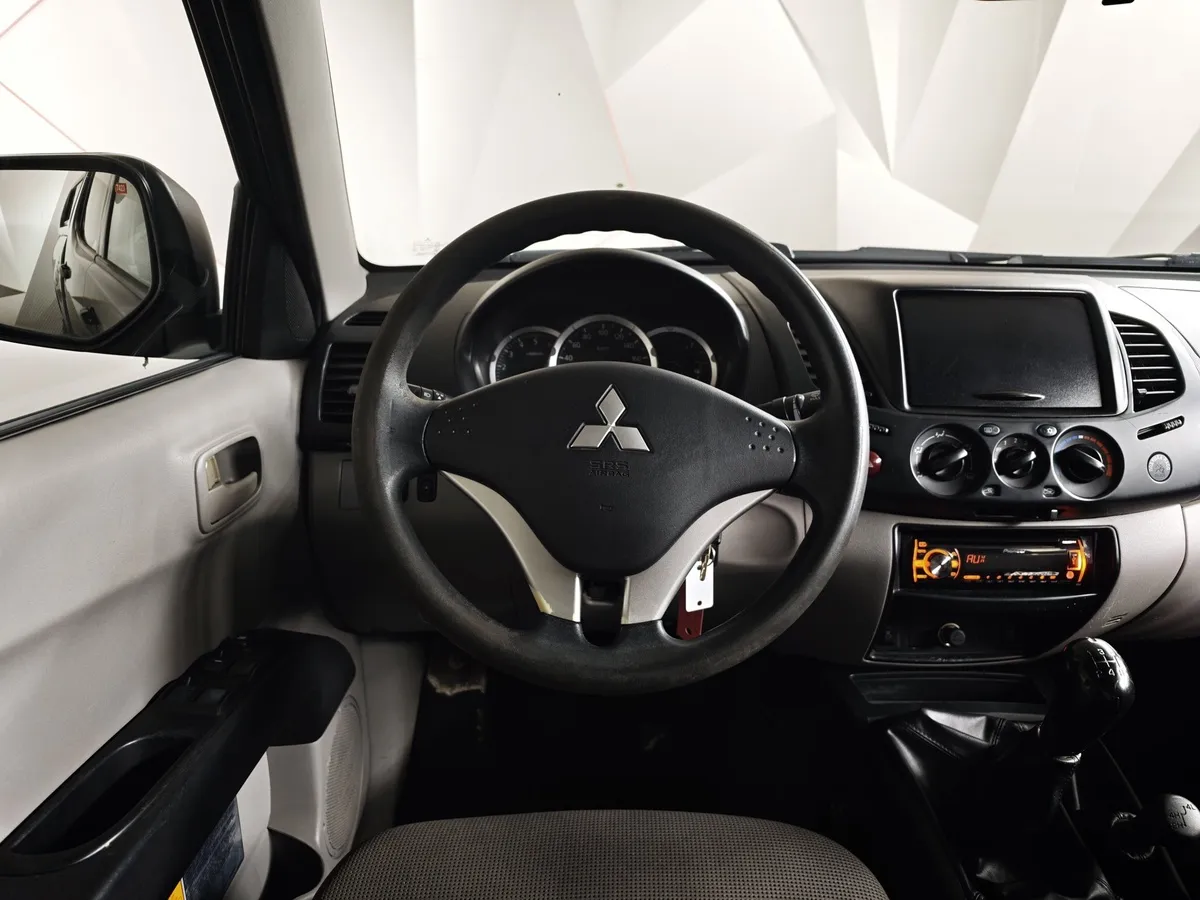 Mitsubishi L200 2.5 DI-D MT 4WD (136 л.с.) Серый в АВИЛОН. Слайд №17