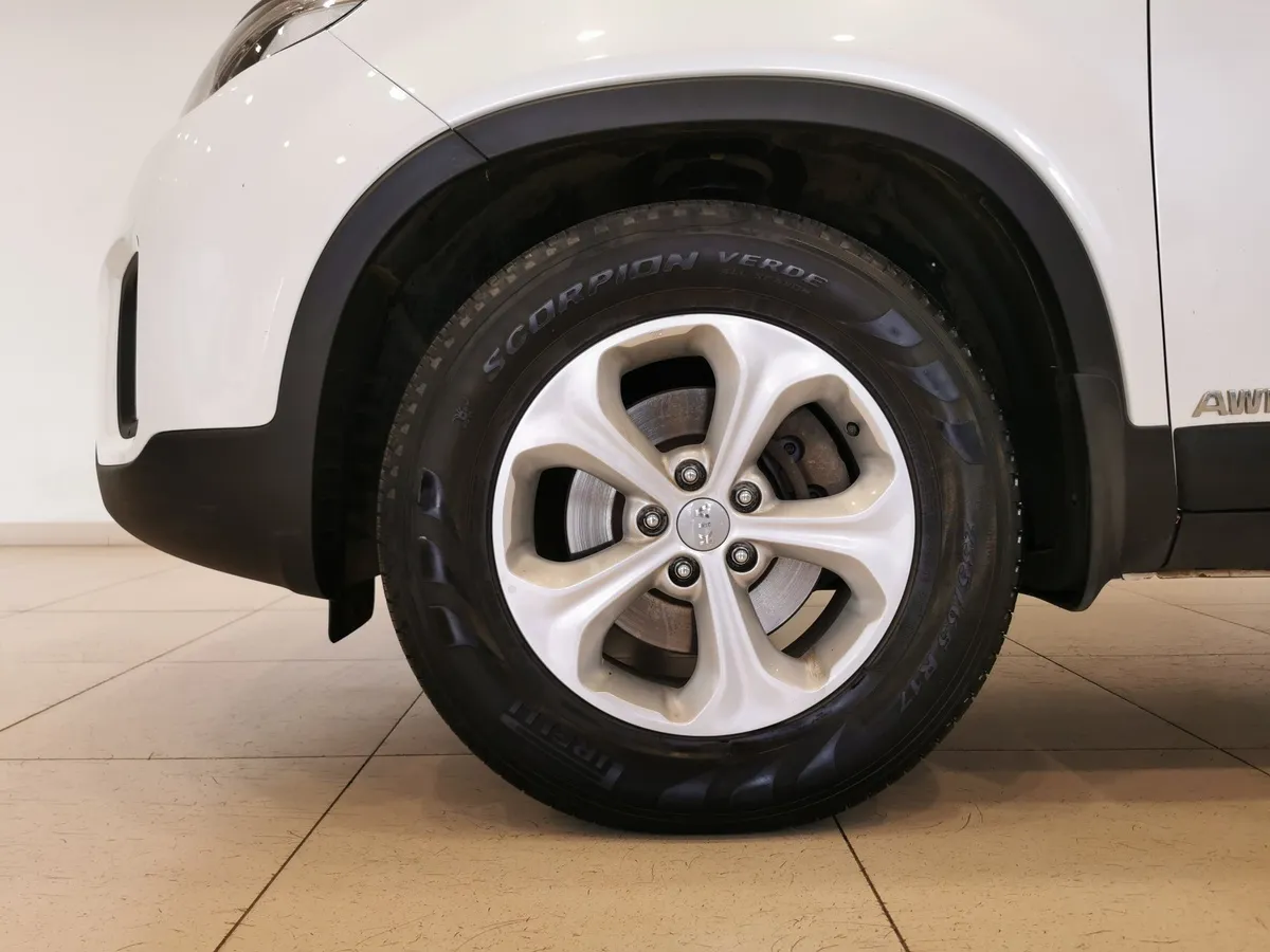 Kia Sorento 2.4 AT 4WD (175 л.с.) Comfort Белый в АВИЛОН. Слайд №9