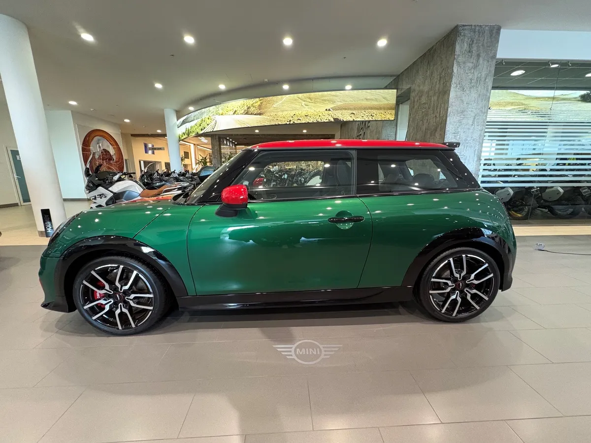 MINI 3 двери 2.0 AMT FWD (231 л.с.) Зеленый в АВИЛОН. Слайд №2