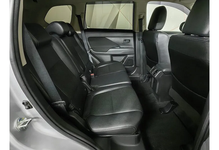 Mitsubishi Outlander 2.0 CVT 4WD (146 л.с.) Серебристый в АВИЛОН. Слайд №9