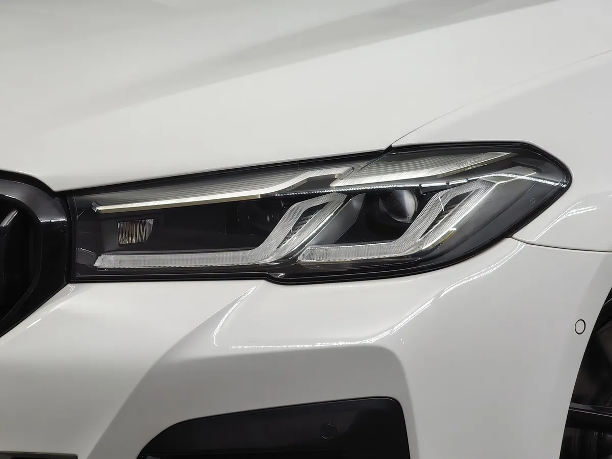 BMW 5 серия 540i xDrive Steptronic (340 л.с.) M Sport Pro Белый в АВИЛОН. Слайд №8