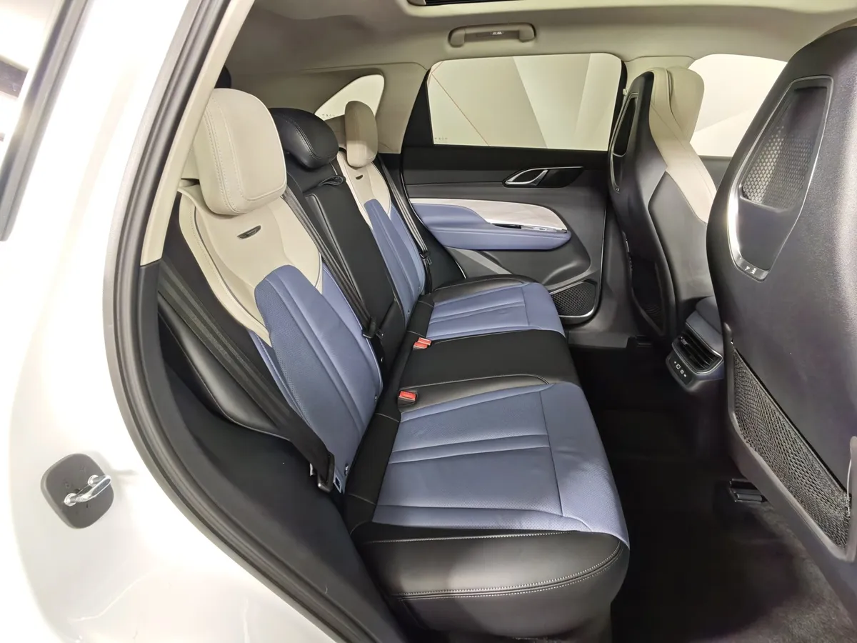 Hongqi HS3 2.0T 8AT 4WD (245 л.с.) Делюкс Черный в АВИЛОН. Слайд №15
