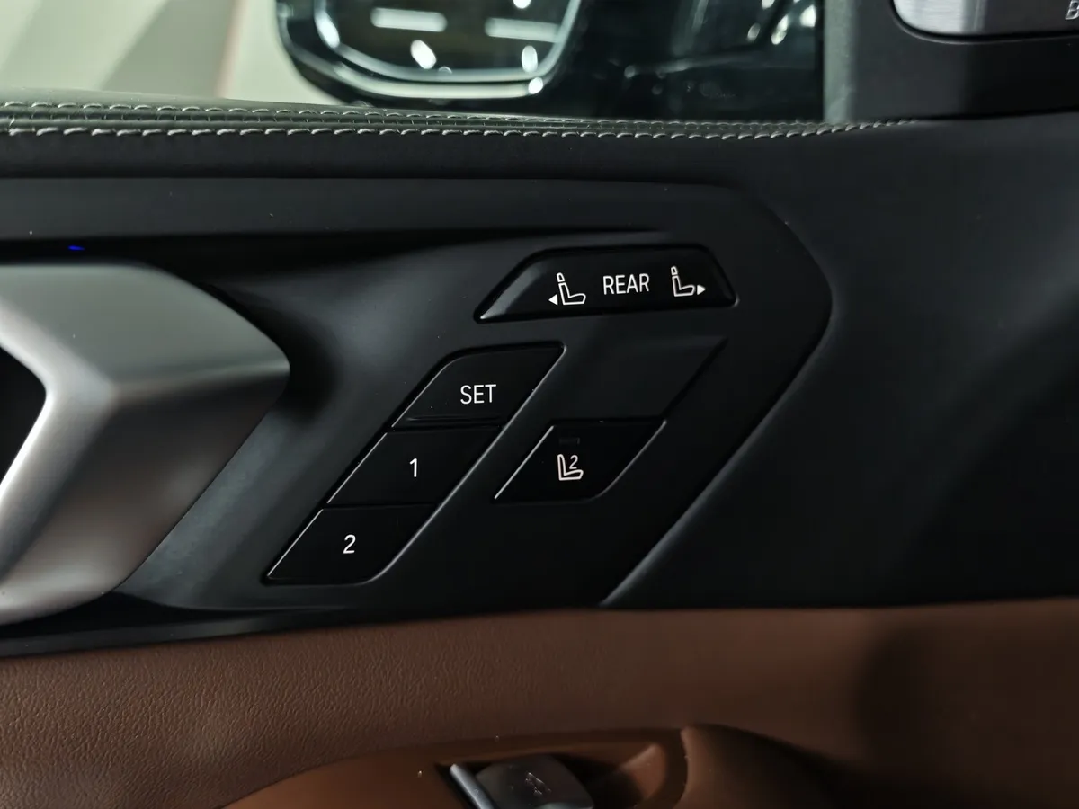 BMW X7 xDrive40d Steptronic (340 л.с.) Базовая (Локальная сборка) Черный в АВИЛОН. Слайд №18