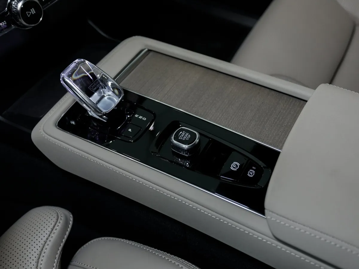 Volvo XC90 2.0 B6 mild hybrid AT AWD (7 мест) (300 л.с.) Ультра темный Серый в АВИЛОН. Слайд №17