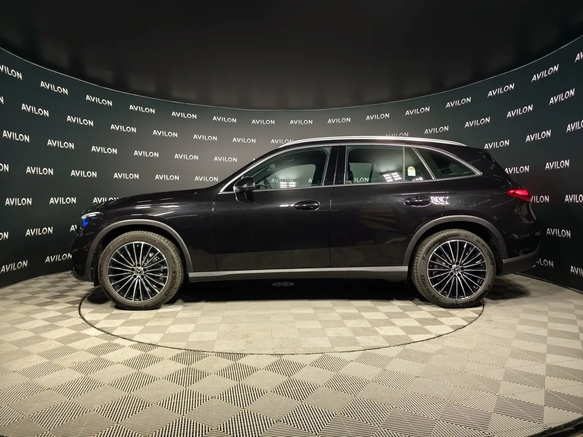 Mercedes-Benz GLC 300 4MATIC 9G-TRONIC (258 л.с.) Черный в АВИЛОН. Слайд №3