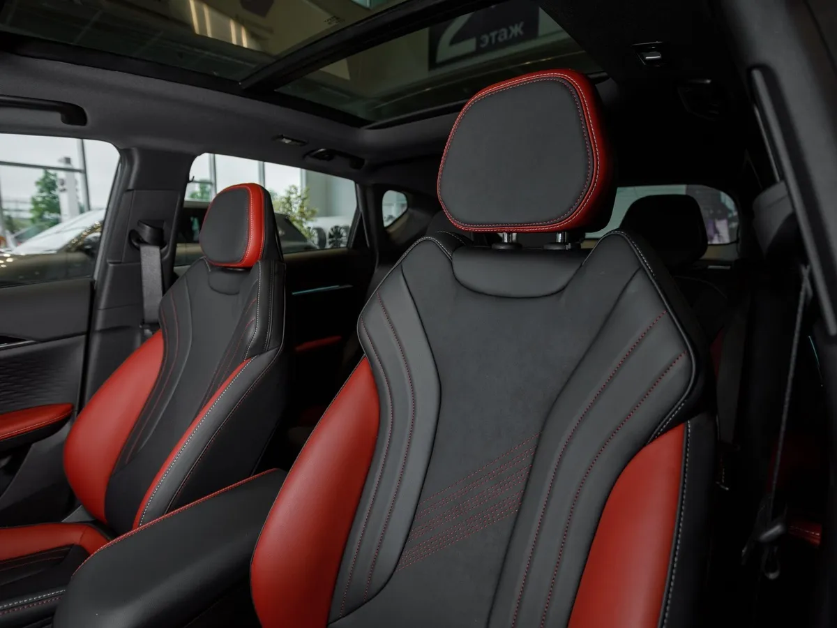 Geely Coolray 1.5T 7DCT (147 л.с.) Эксклюзив Фиолетовый в АВИЛОН. Слайд №7
