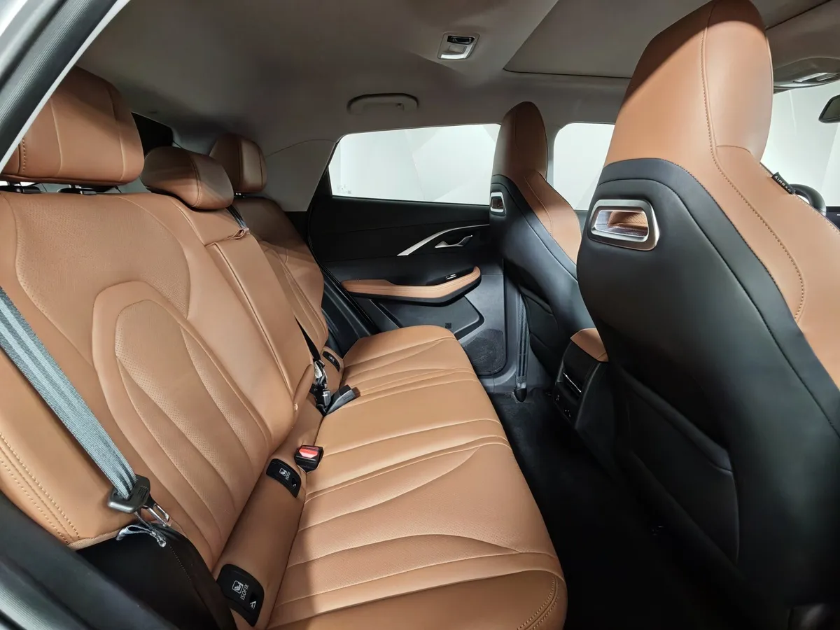 Omoda C5 1.6T DCT 4WD (150 л.с.) Supreme (двухцветный, красные элементы экстерьера) Серый в АВИЛОН. Слайд №14