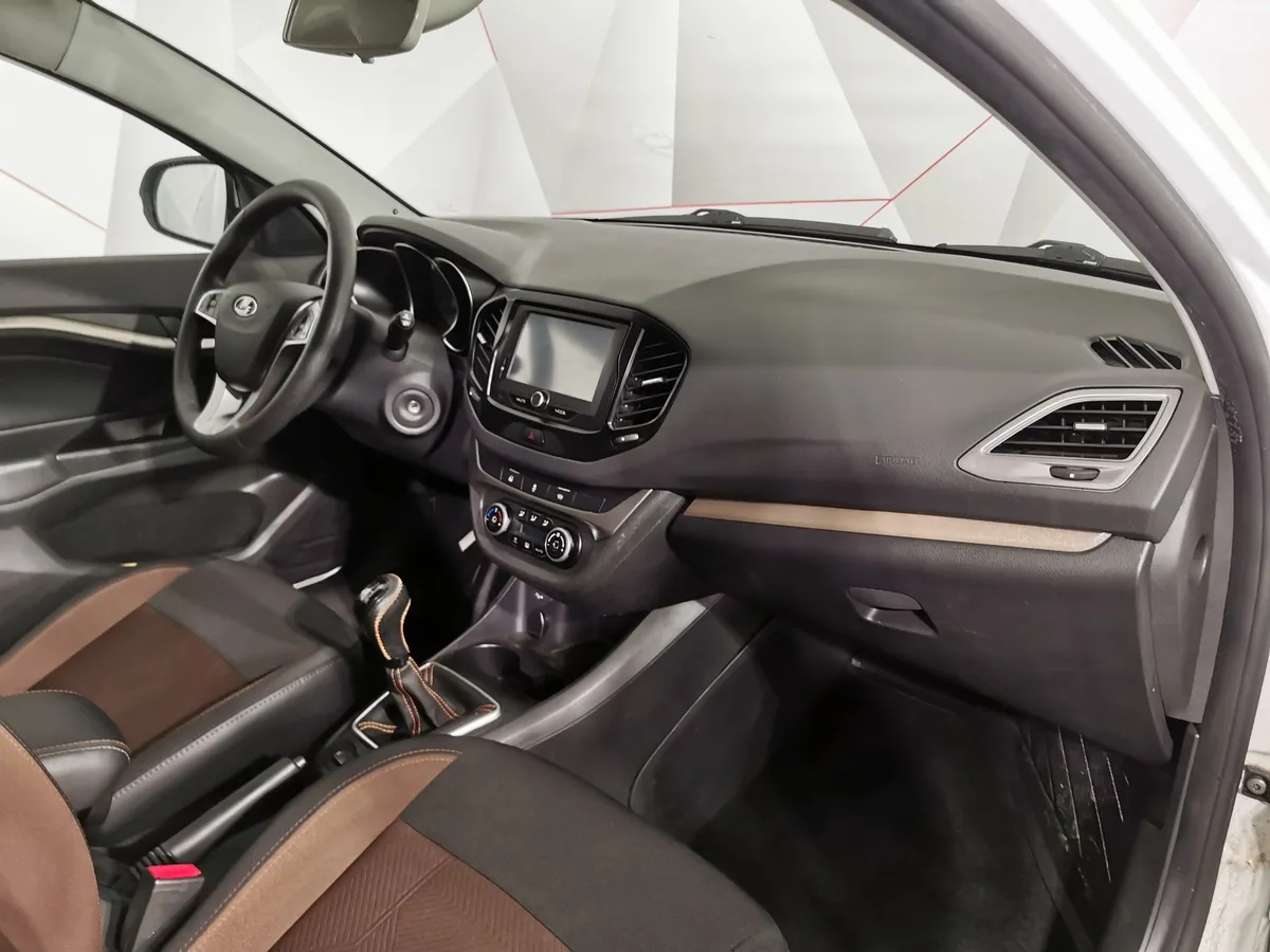 ВАЗ (Lada) Vesta 1.8 MT (122 л.с.) Luxe Multimedia Белый в АВИЛОН. Слайд №12
