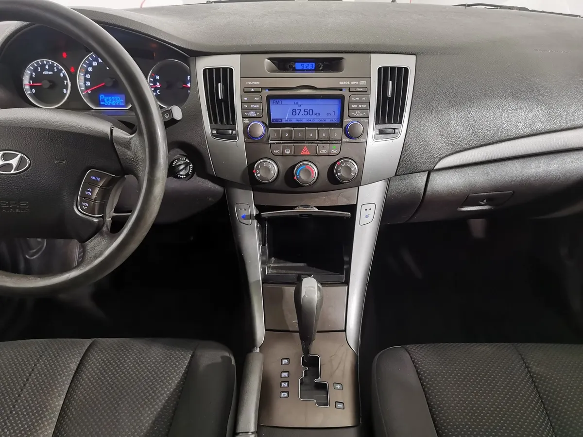 Hyundai Sonata 2.0 AT (144 л.с.) Серый в АВИЛОН. Слайд №13