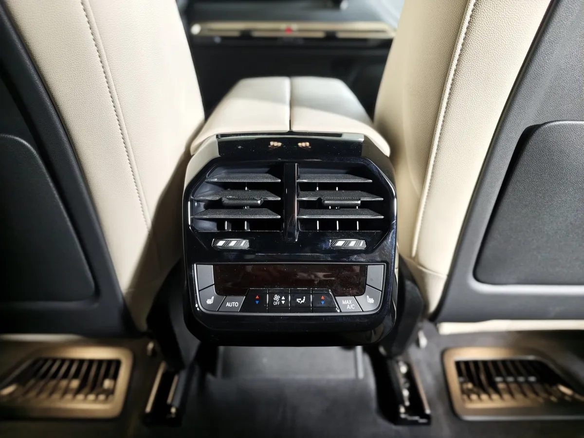 BMW iX xDrive 50 Steptronic (523 л.с.) Suite Sport Черный в АВИЛОН. Слайд №24