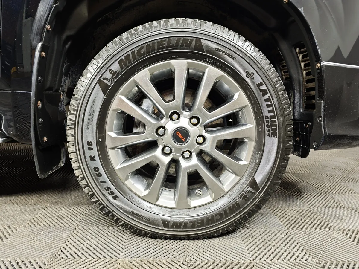 Toyota Land Cruiser Prado 4.0 AT AWD (249 л.с.) Черный в АВИЛОН. Слайд №9