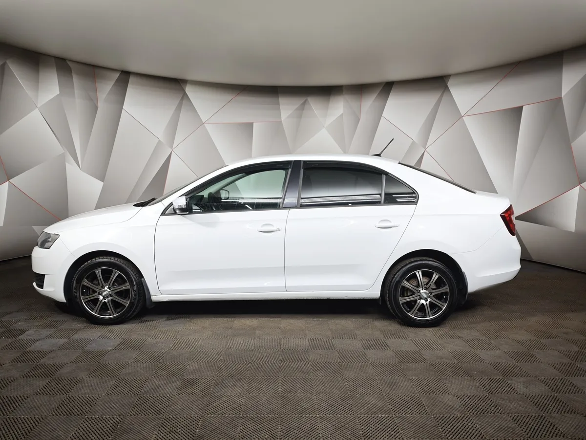 Skoda Rapid 1.6 MT (90 л.с.) Белый в АВИЛОН. Слайд №5