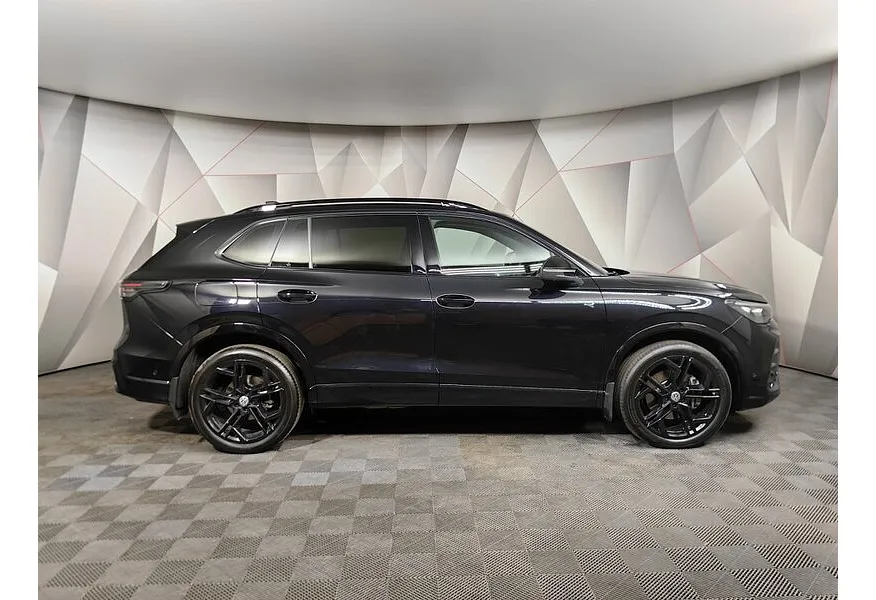 Volkswagen Tiguan 380 TSI 2.0 DSG 4WD (220 л.с.) R-Line Highline Черный в АВИЛОН. Слайд №6