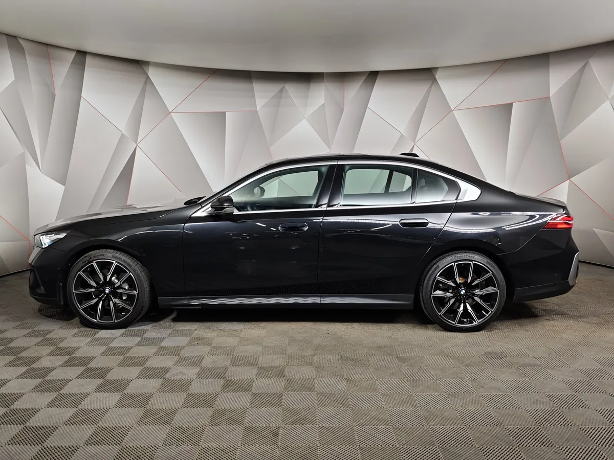 BMW 5 серия 530i xDrive AT (252 л.с.) Черный в АВИЛОН. Слайд №5