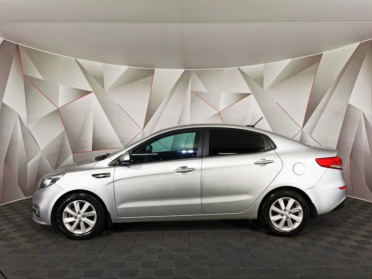 Kia Rio 1.6 AT (123 л.с.) Серебристый в АВИЛОН. Слайд №5
