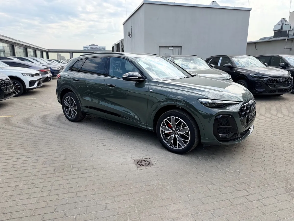 Audi Q5 L 2.0 40 TFSI S tronic quattro (204 л.с.) Зеленый в АВИЛОН. Слайд №2