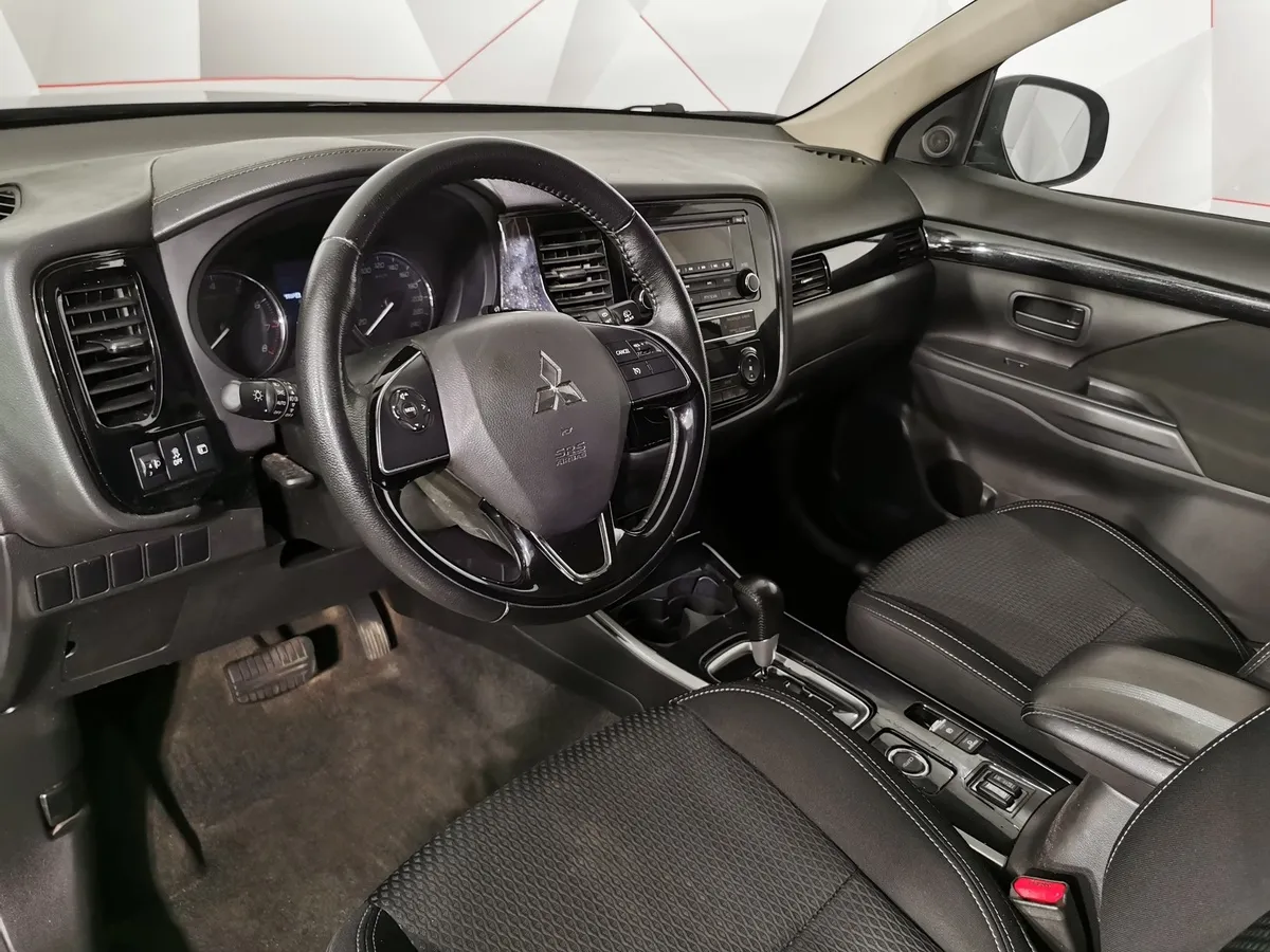 Mitsubishi Outlander 2.0 CVT 4WD (146 л.с.) Черный в АВИЛОН. Слайд №18
