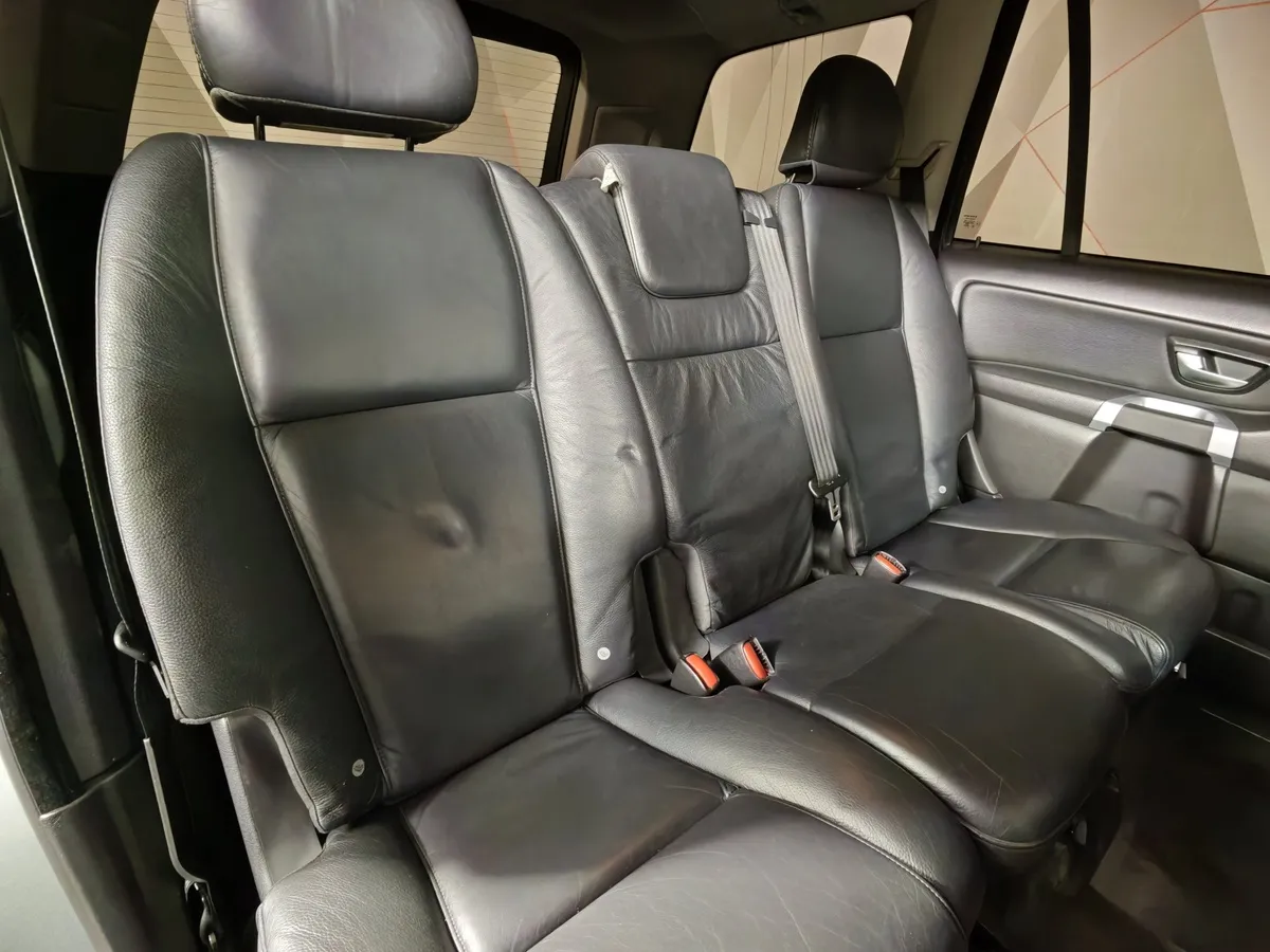 Volvo XC90 2.5 T5 Geartronic AWD (5 мест) (210 л.с.) Серебристый в АВИЛОН. Слайд №16