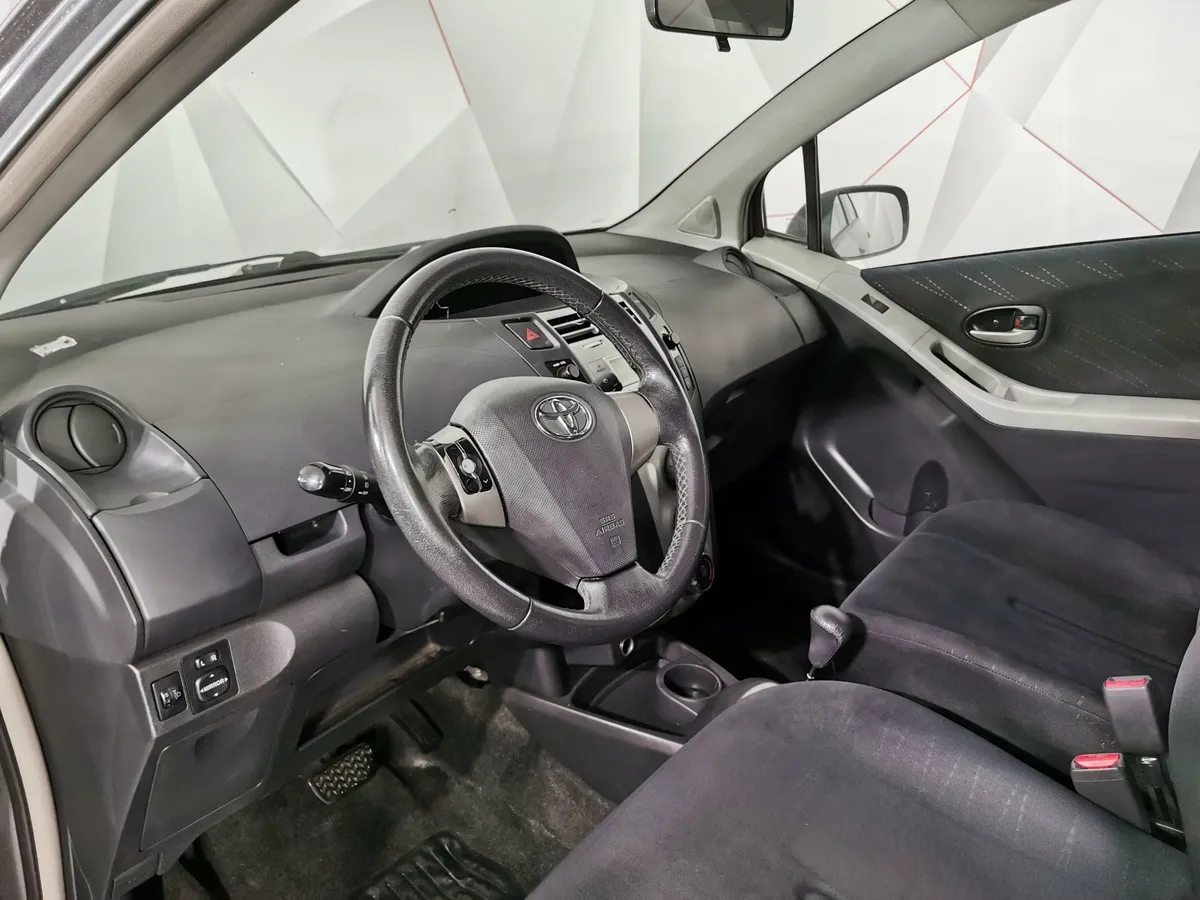 Toyota Yaris 1.3 MMT (87 л.с.) Серый в АВИЛОН. Слайд №18