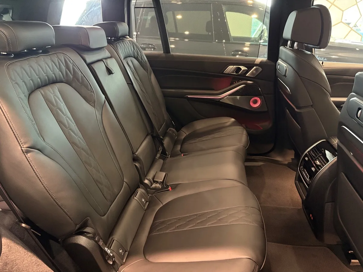 BMW X7 M60i xDrive (530 л.с.) Черный в АВИЛОН. Слайд №7