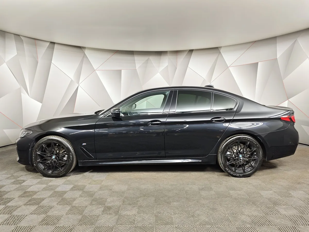 BMW 5 серия 520d xDrive Steptronic (190 л.с.) M Sport Черный в АВИЛОН. Слайд №5