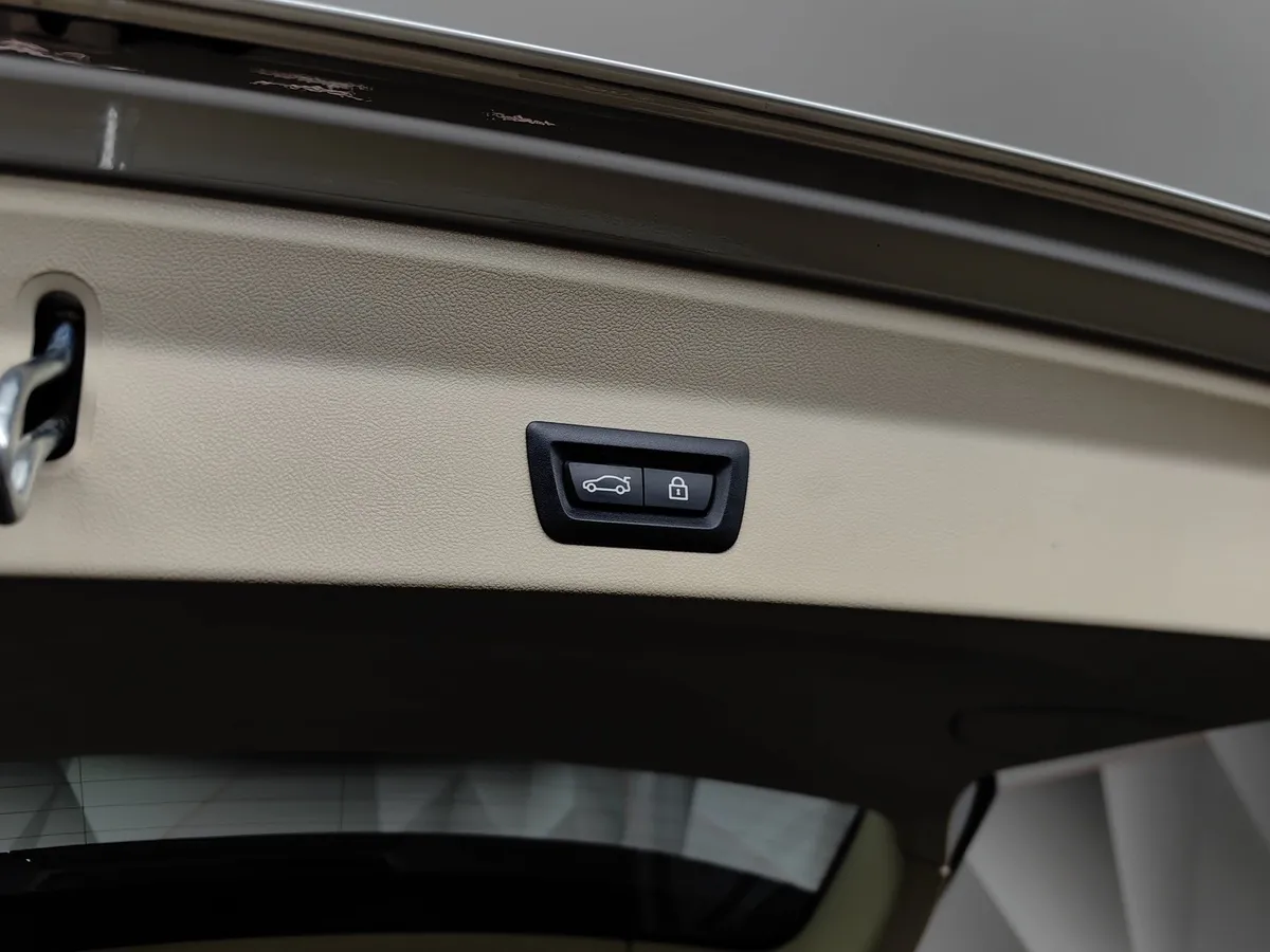 BMW X3 xDrive20i AT (184 л.с.) Luxury Белый в АВИЛОН. Слайд №16