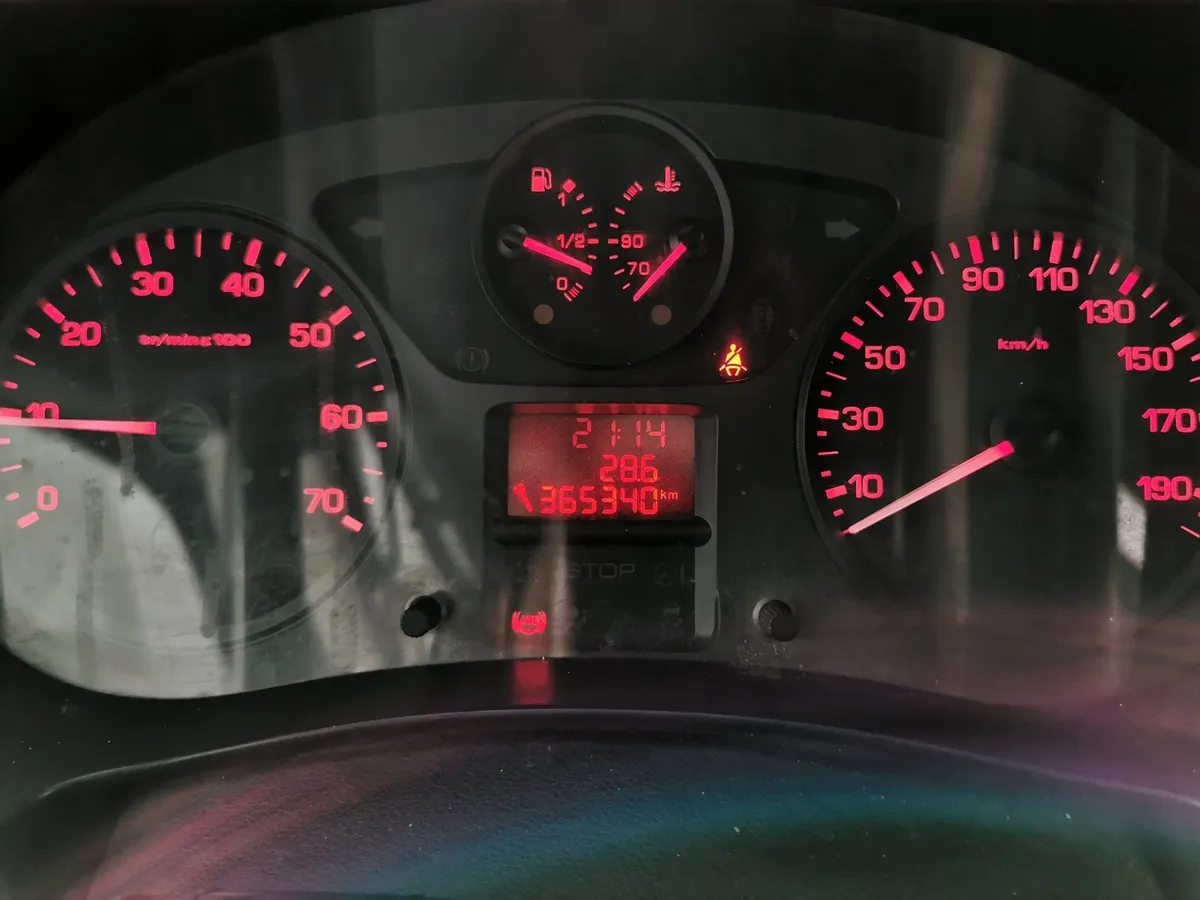 Citroen Berlingo 1.6 HDi MT (90 л.с.) Белый в АВИЛОН. Слайд №15