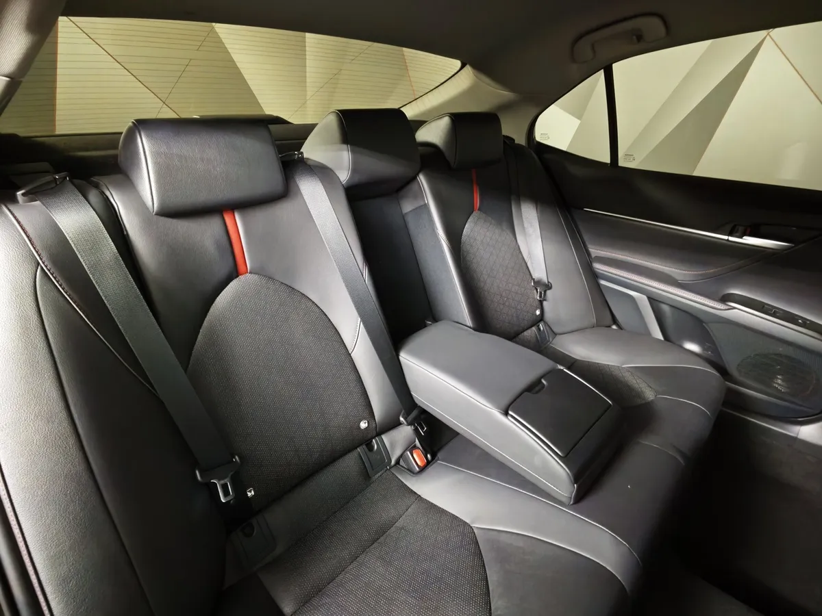 Toyota Camry 2.5 AT (200 л.с.) GR-SPORT Черный в АВИЛОН. Слайд №17