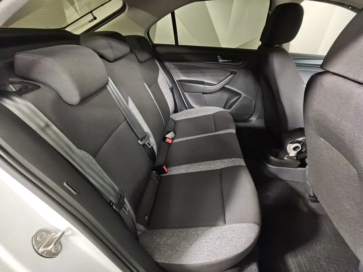 Skoda Rapid 1.6 MT (90 л.с.) Белый в АВИЛОН. Слайд №16