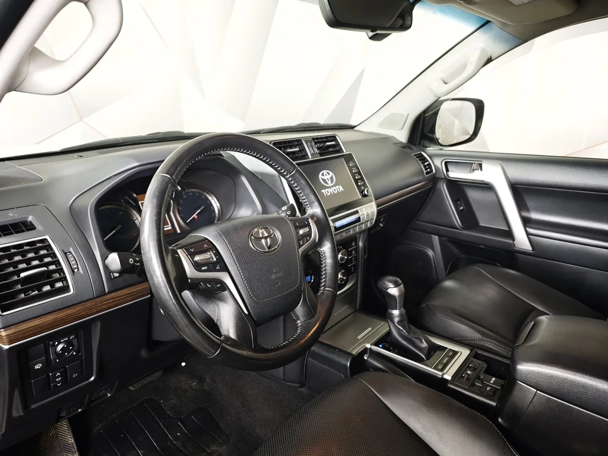 Toyota Land Cruiser Prado 2.8D AT AWD (200 л.с.) Black Vision Белый в АВИЛОН. Слайд №19