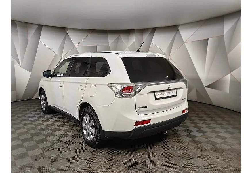 Mitsubishi Outlander 2.0 CVT (146 л.с.) Invite Белый в АВИЛОН. Слайд №4