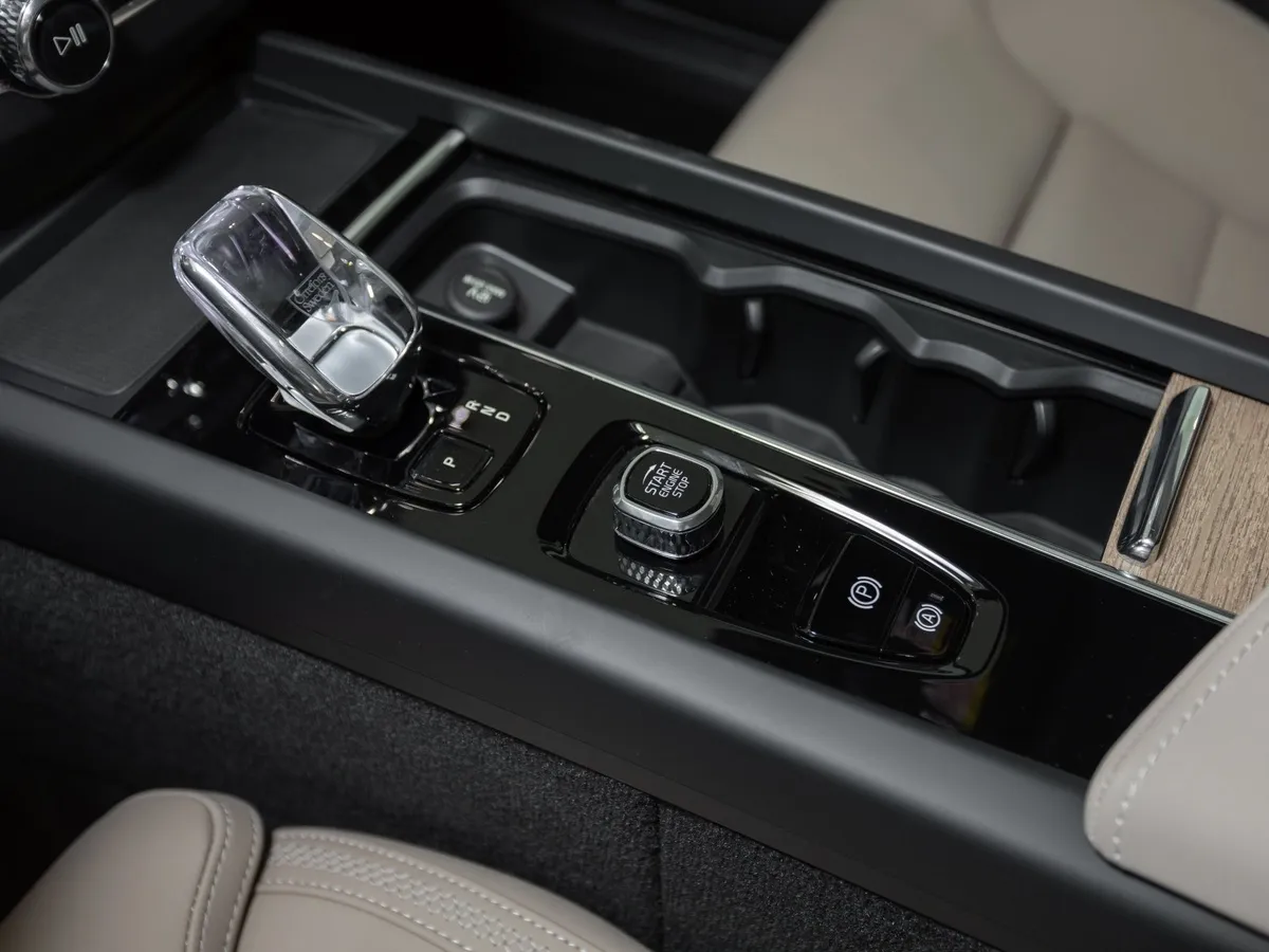 Volvo XC60 2.0 AT AWD (264 л.с.) Luxury Edition Черный в АВИЛОН. Слайд №13