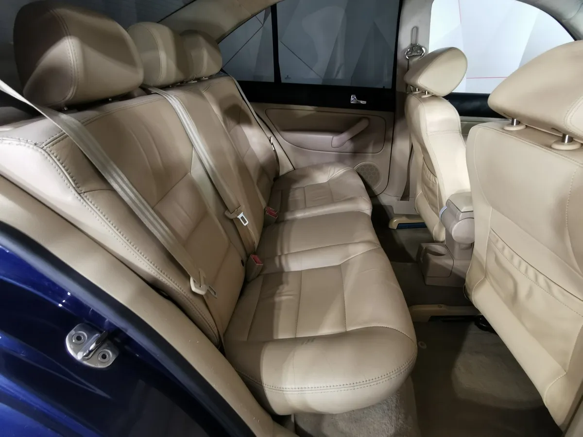 Volkswagen Jetta 1.8 5V Turbo AT (180 л.с.) Синий в АВИЛОН. Слайд №14