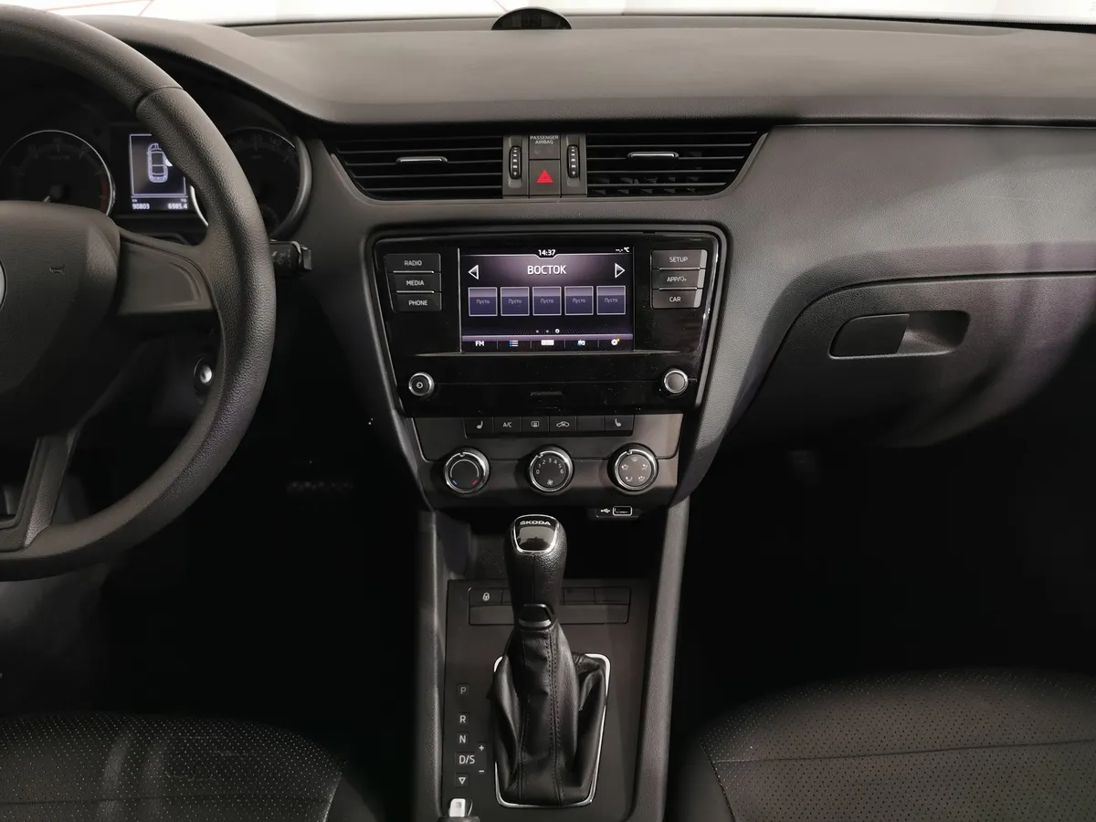 Skoda Octavia 1.6 MPI AT (110 л.с.) Белый в АВИЛОН. Слайд №14