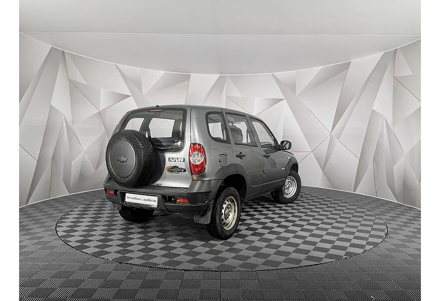 Chevrolet Niva 1.7 MT (80 л.с.) Серый в АВИЛОН. Слайд №2