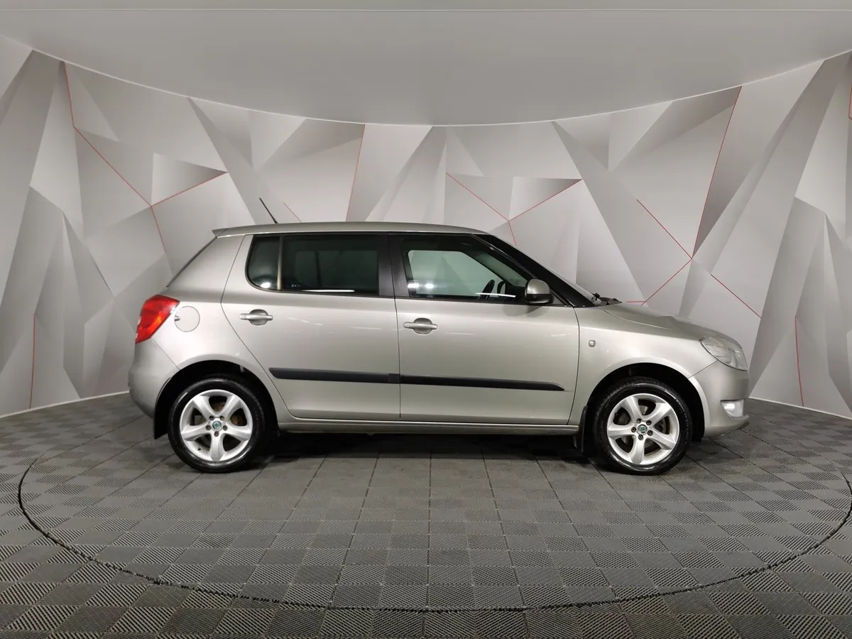 Skoda Fabia 1.6 AT (105 л.с.) Серый в АВИЛОН. Слайд №6