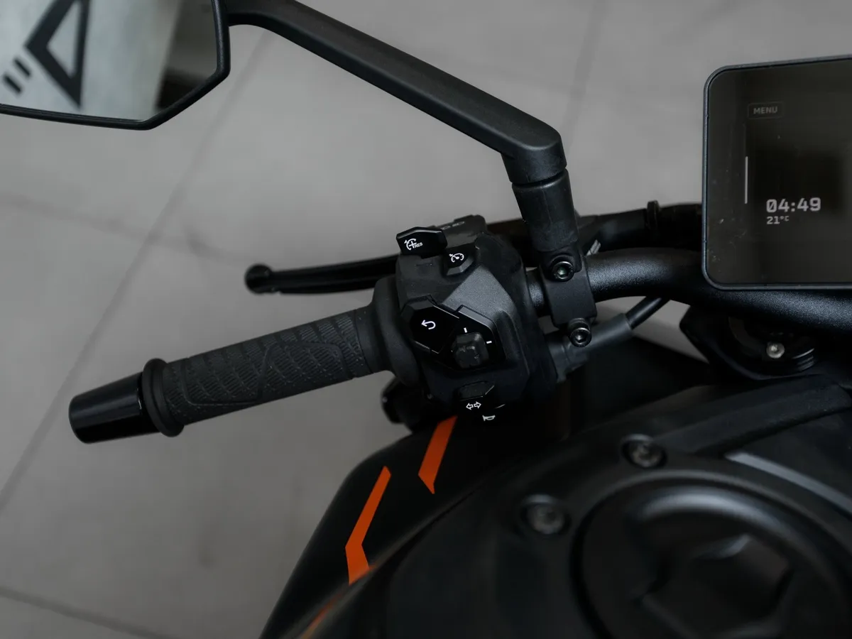 KTM 990 Duke 947 см³ (123 л.с.) 947 Белый в АВИЛОН. Слайд №12