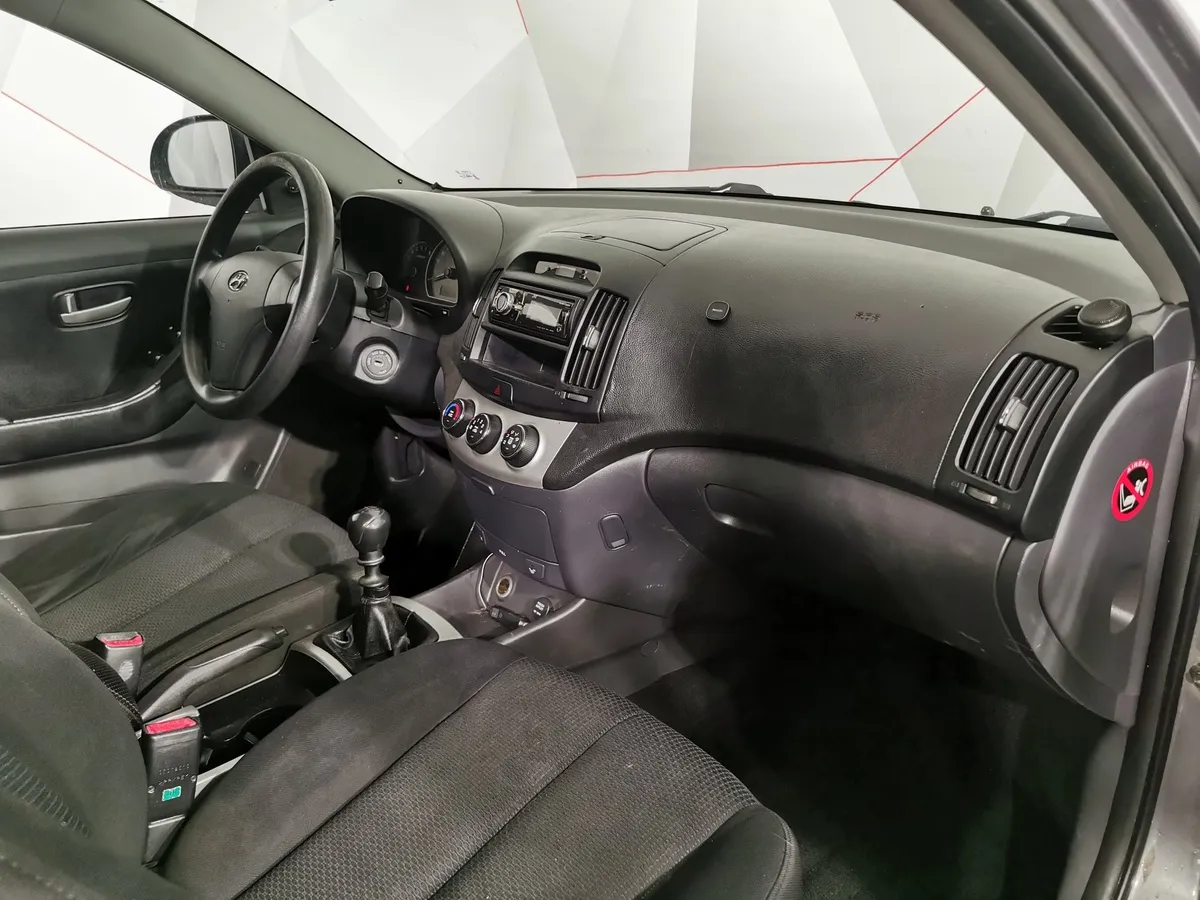 Hyundai Elantra 1.6 MT (105 л.с.) Серый в АВИЛОН. Слайд №10