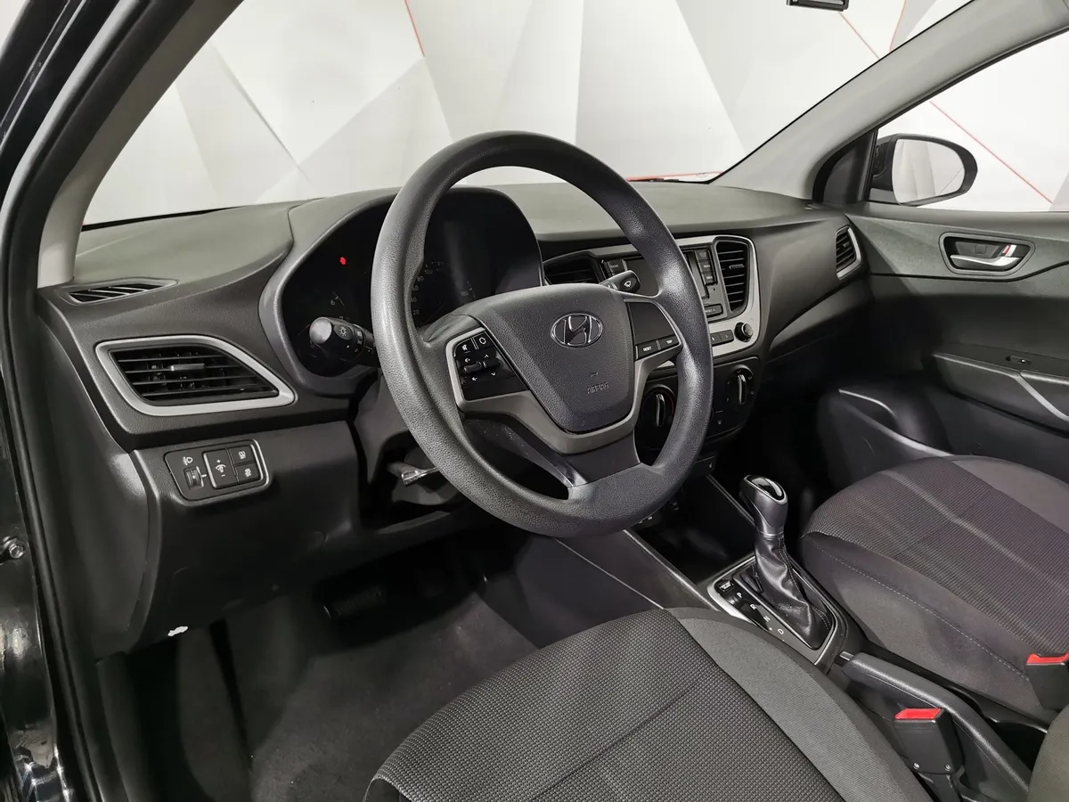 Hyundai Solaris 1.6 AT (123 л.с.) Comfort + Advanced + Winter Черный в АВИЛОН. Слайд №18