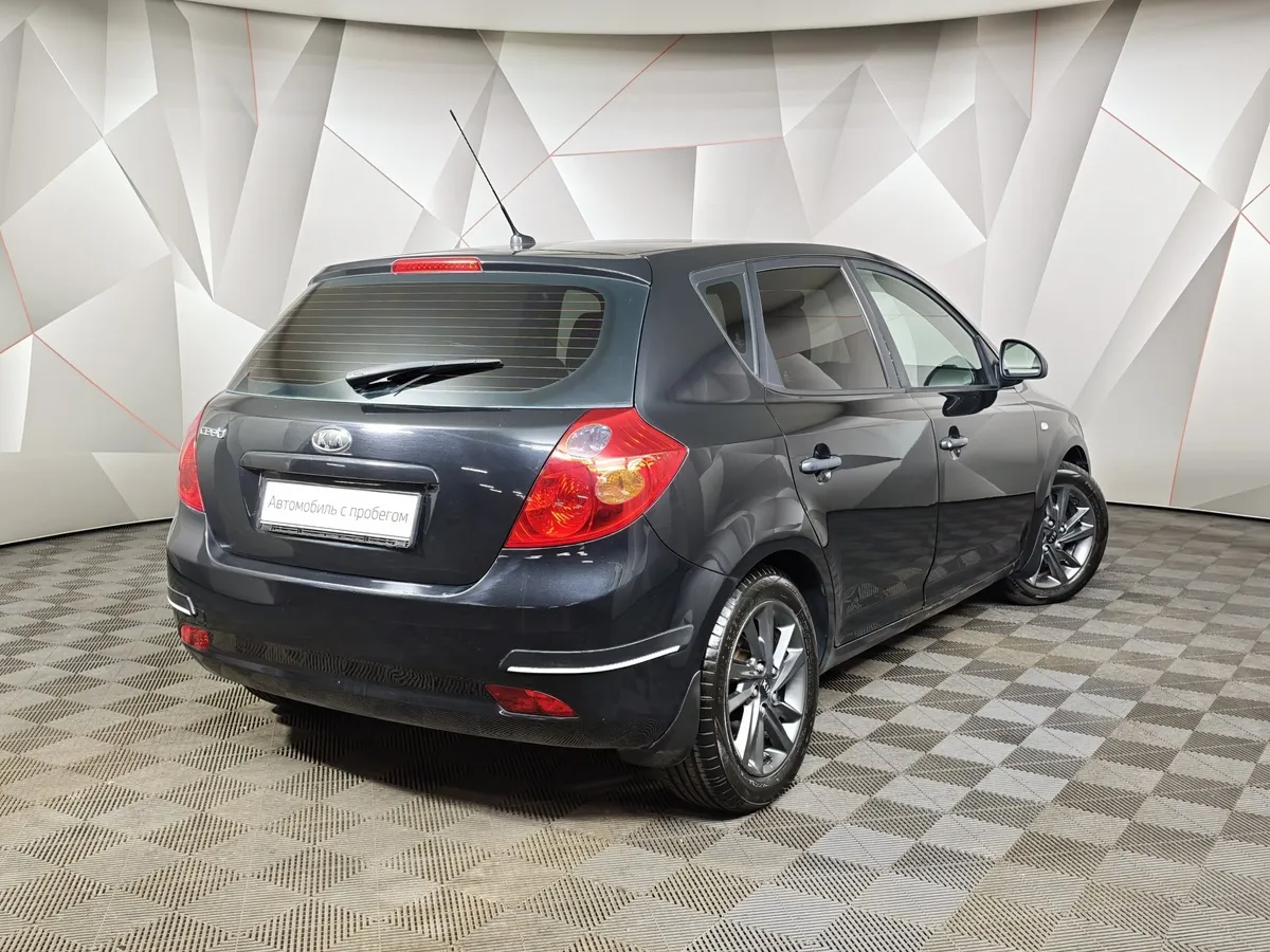 Kia Ceed 1.6 MT (122 л.с.) Черный в АВИЛОН. Слайд №2
