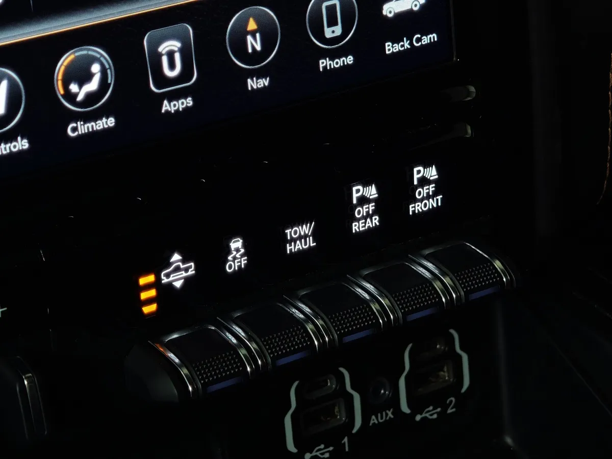 Dodge Ram 5.7 AT 4WD (396 л.с.) Белый в АВИЛОН. Слайд №22