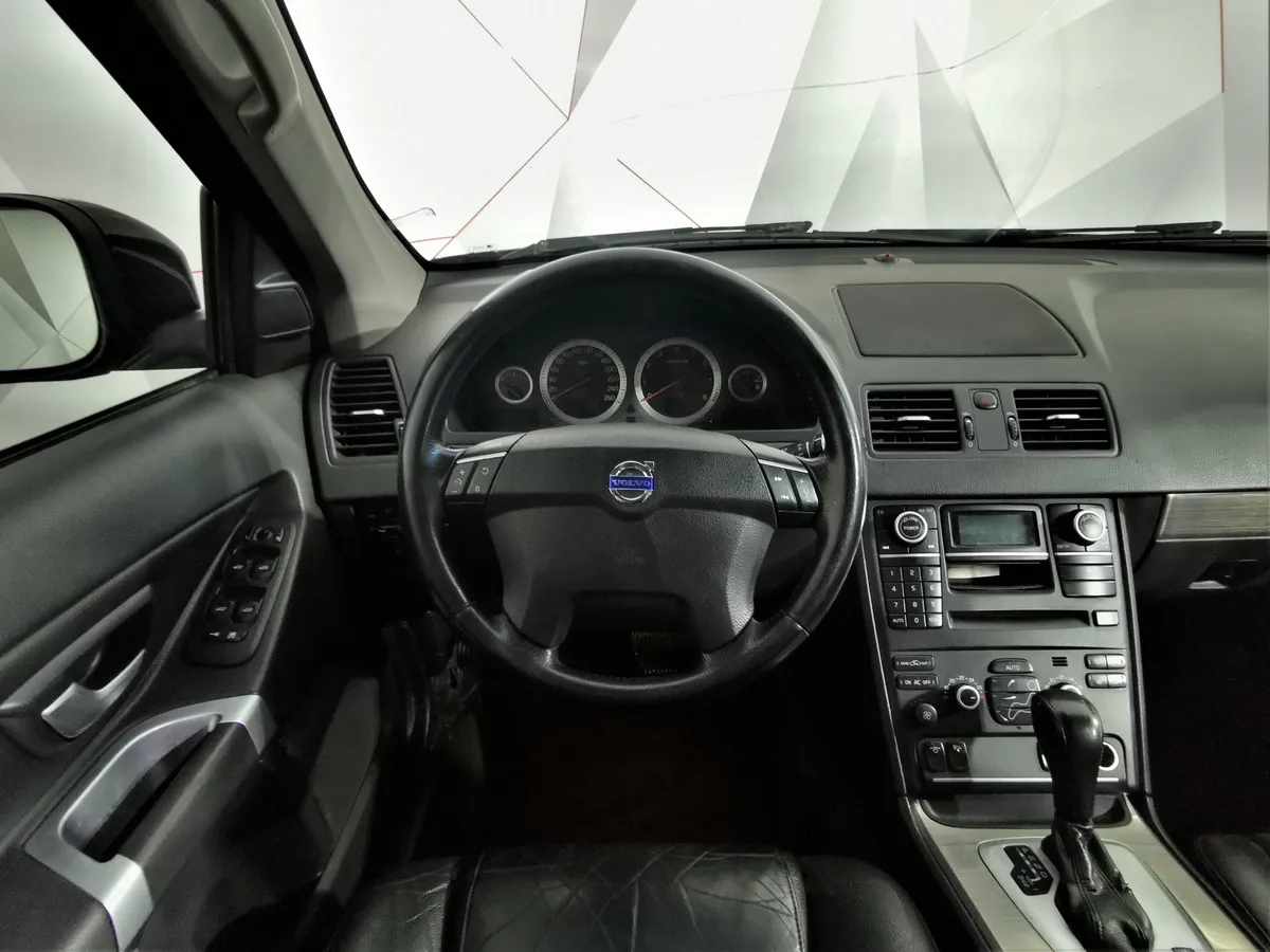 Volvo XC90 2.5 T5 Geartronic AWD (5 мест) (210 л.с.) Черный в АВИЛОН. Слайд №18