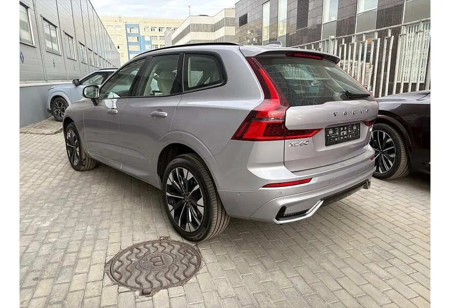 Volvo XC60 2.0 B5 8AT AWD (250 л.с.) Ultra Dark Серебристый в АВИЛОН. Слайд №3