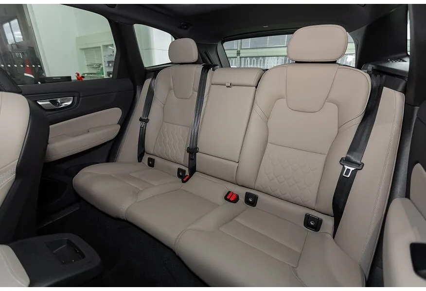 Volvo XC60 2.0 AT AWD (264 л.с.) Luxury Edition Черный в АВИЛОН. Слайд №12