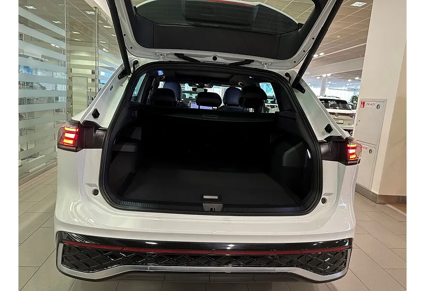 Volkswagen Tiguan 380 TSI 2.0 DSG 4WD (220 л.с.) R-Line Белый в АВИЛОН. Слайд №8