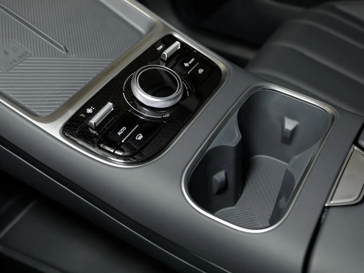 Geely EX5 EM-R 1.5 REEV AT FWD (68 л.с.) Max Зеленый в АВИЛОН. Слайд №18