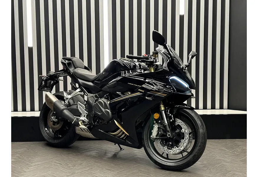 АВИЛОН - QJMOTOR SRK 800 RR 800 см³ (95 л.с.) 800 Черный - slide 1
